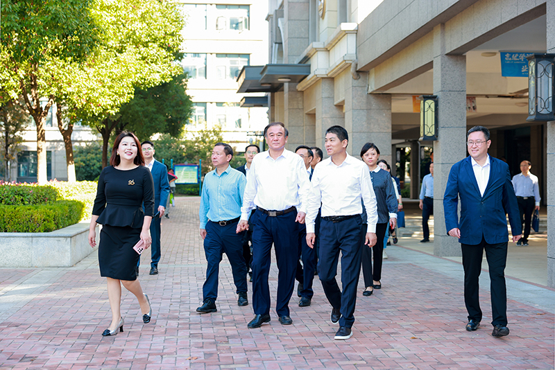 合肥市政协党组书记、主席韩冰一行莅临新华公学参观调研